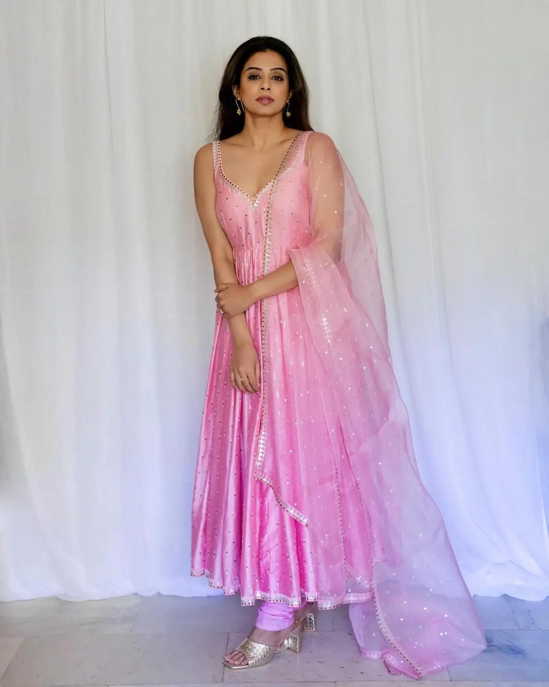 PRIYAMANI IN SOUTH INDIAN TRADITIONAL SLEEVELESS PINK GOWN SLEEVELESS 2